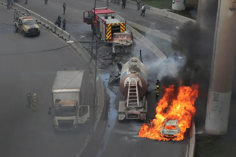 Suben a 10 los muertos por explosión de un camión de gas en la capital mexicana