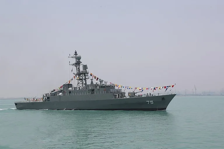 Submarino de EEUU hundió un buque de guerra iraní frente a Sri Lanka: más de 100 muertos
