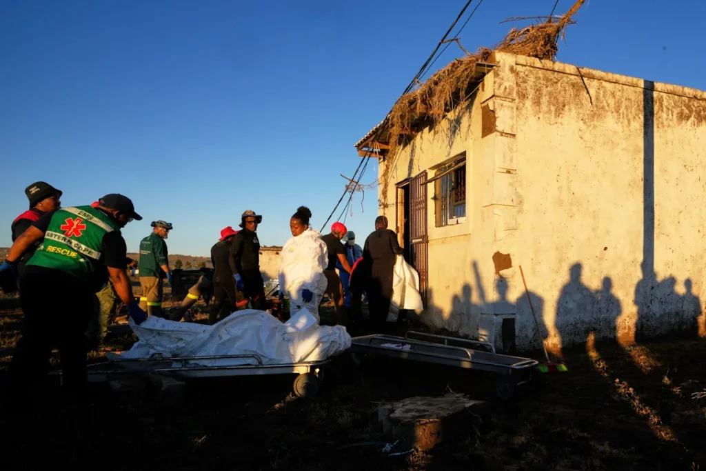 Suman 86 los muertos por inundaciones en Sudáfrica