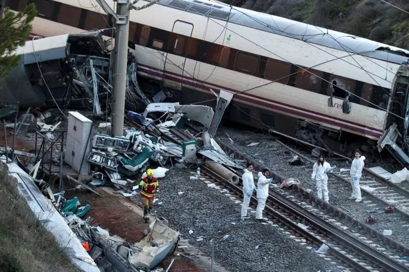 Terror entre carriles: choque de trenes de alta velocidad, ya son 39 los muertos