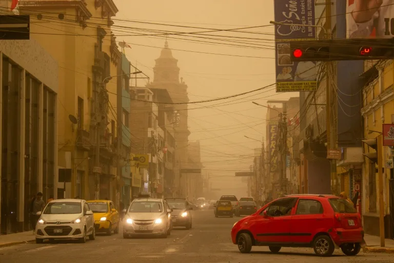 Tormenta de arena y polvo cubre regiones costeras del sur de Perú