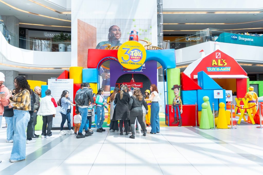 Toy Story de Disney Pixar, celebra sus 30 años con una atracción en Bogotá