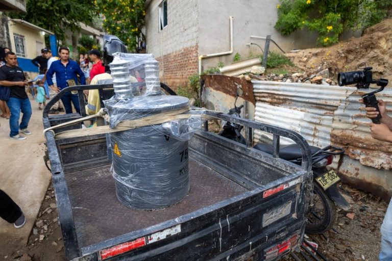 Tras 15 años de espera, Colinas del Río en Santa Marta recibió transformador eléctrico