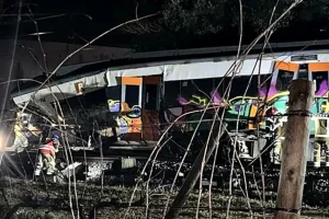 Tren chocó contra muro y otro descarriló en España: un muerto y 37 heridos