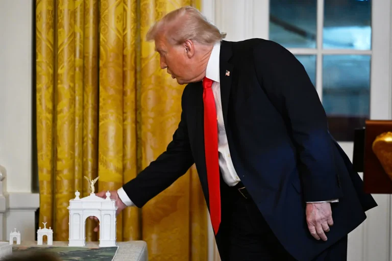 Trump planea dejar su huella en Washington con un arco al estilo de París