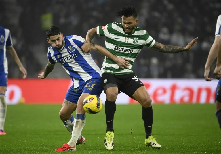 Un gol de Luis Suárez ante Oporto mantiene al Sporting con vida en Portugal