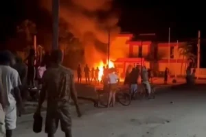 Un grupo de manifestantes asalta una sede del Partido Comunista en la ciudad de Morón, Cuba