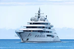 Un inmenso yate de un oligarca ruso irá a subasta en EEUU