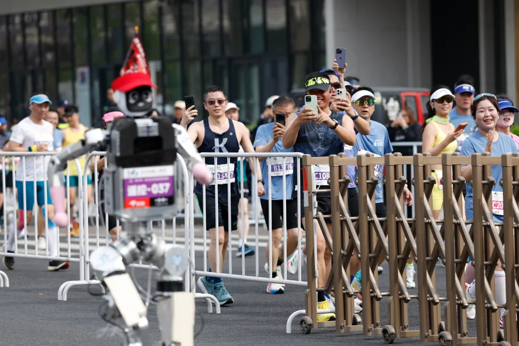 Un robot humanoide gana su carrera en Beijing y supera el récord humano de media maratón