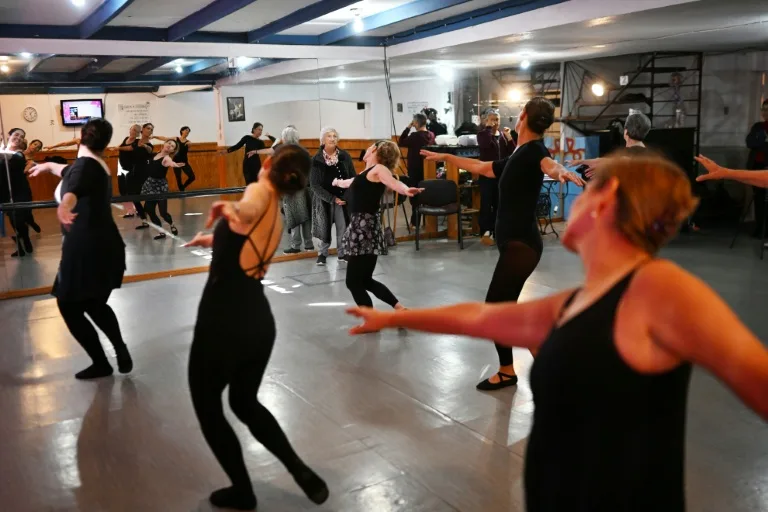 Una chilena desafía sus 100 años con la cadencia del ballet