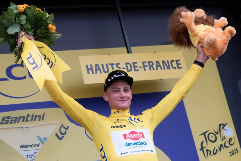 Van der Poel supera a Pogačar y gana la lluviosa etapa 2 del Tour de Francia