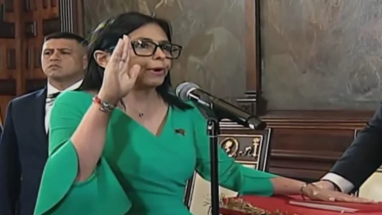 “Vengo con dolor, pero también con honor”: Delcy Rodríguez jura como presidenta (e) de Venezuela
