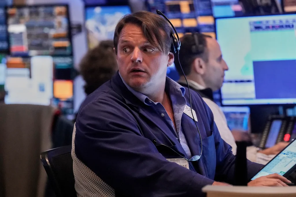 Wall Street alcanza nuevo récord máximo; Tesla y Nike suben