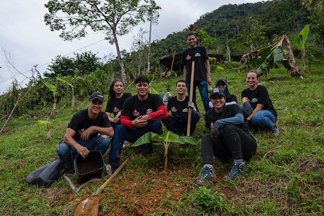 Auteco consolida su red de programas de voluntariado para el progreso social y el cuidado ambiental