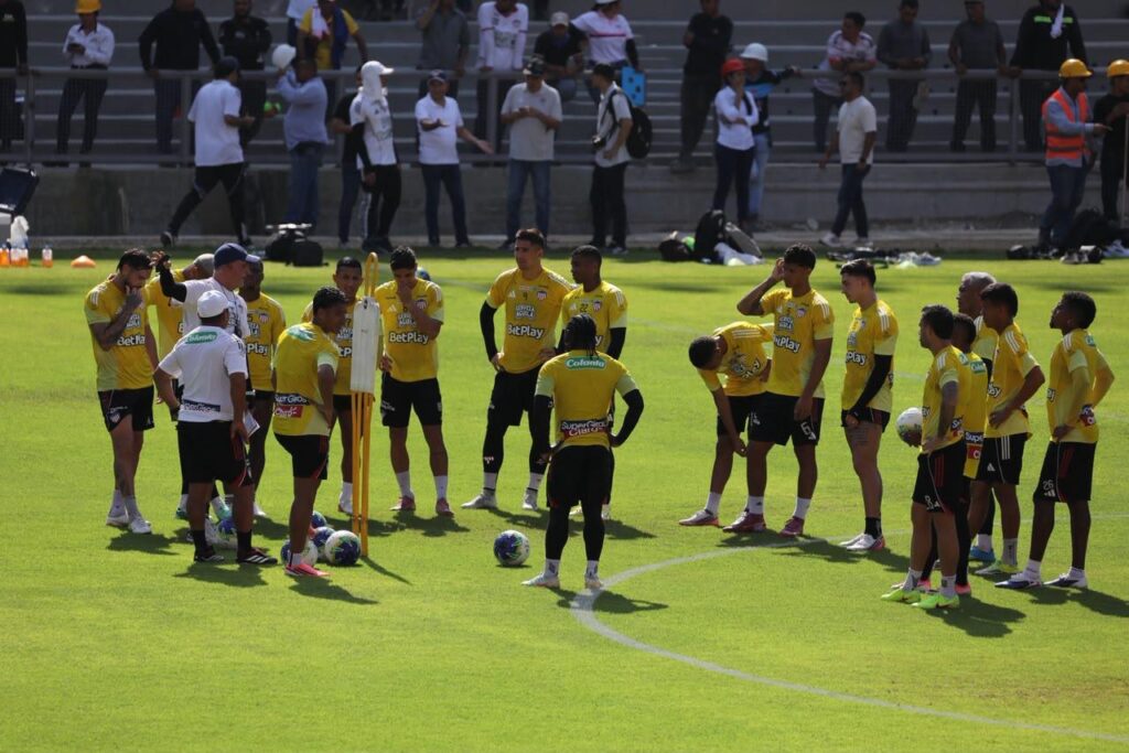 Junior conoció la nueva cancha del Supermetro
