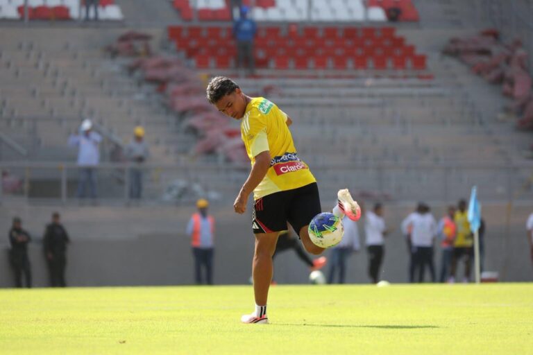 Junior conoció la nueva cancha del Supermetro