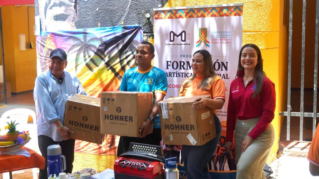 Impulso al talento vallenato: Fundación Cocha Molina dona acordeones a Uniguajira