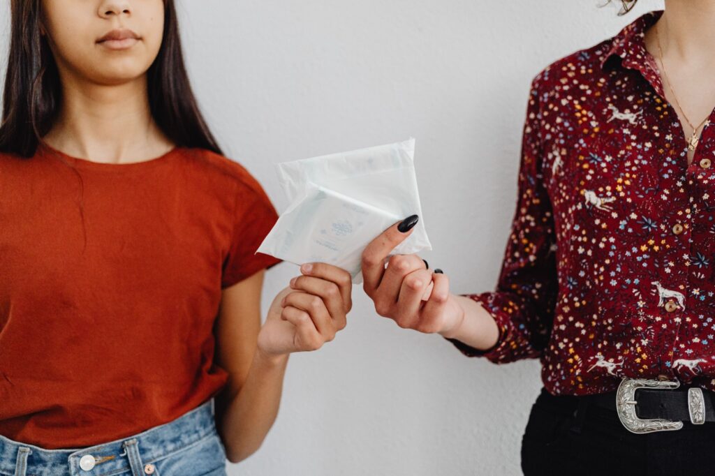 ¿Cómo se les puede ayudar a 10 mil mujeres pobres con problemas menstruales?