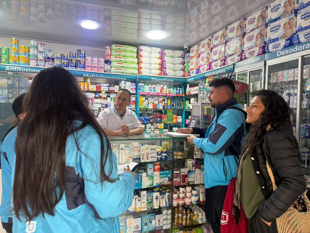 Las droguerías de barrio se suman a una estrategia para fortalecer la salud y la seguridad en Bogotá