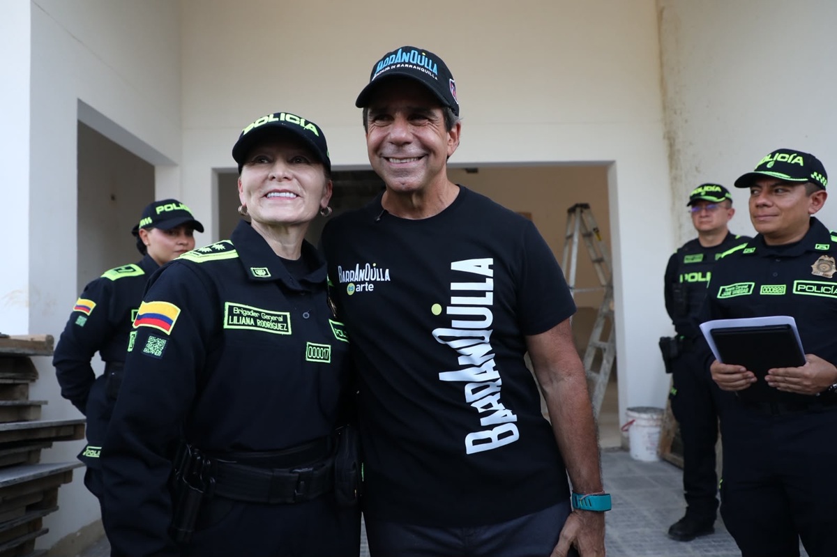 Una mujer policía firme