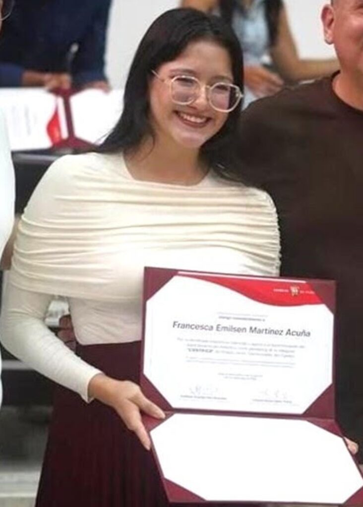 Francesca Martínez Acuña gana el Premio Joven Líder Protagonista del Cambio